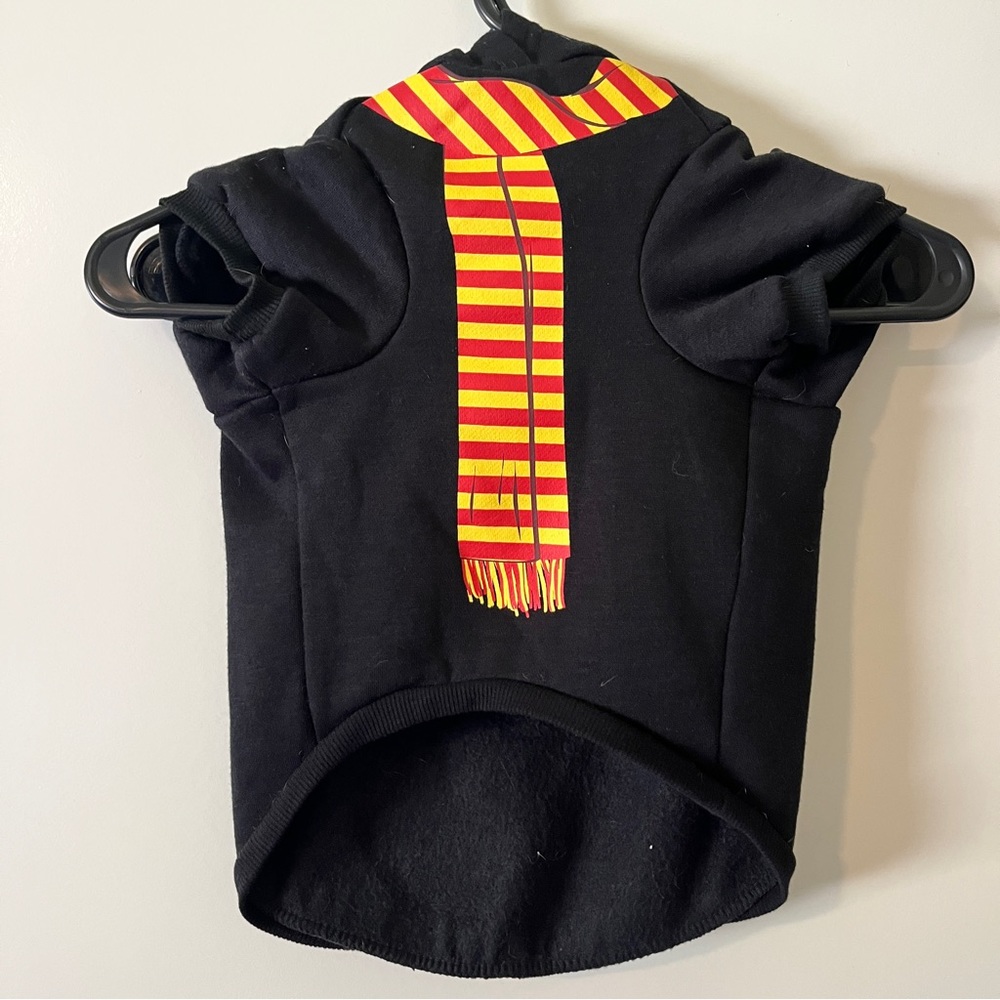 Gryffindor dog sweater! 🧹